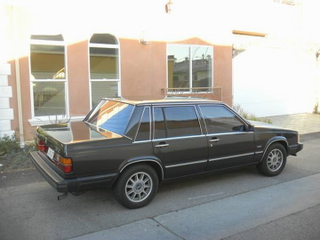 Illustration for article titled For $3,500, This 1987 Volvo 760 Diesel Could Be Your Rattle Can Do!